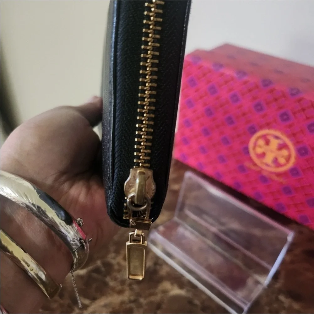 Tory Burch Black Wallet with Gold Logo comes with Dust bags only🌹